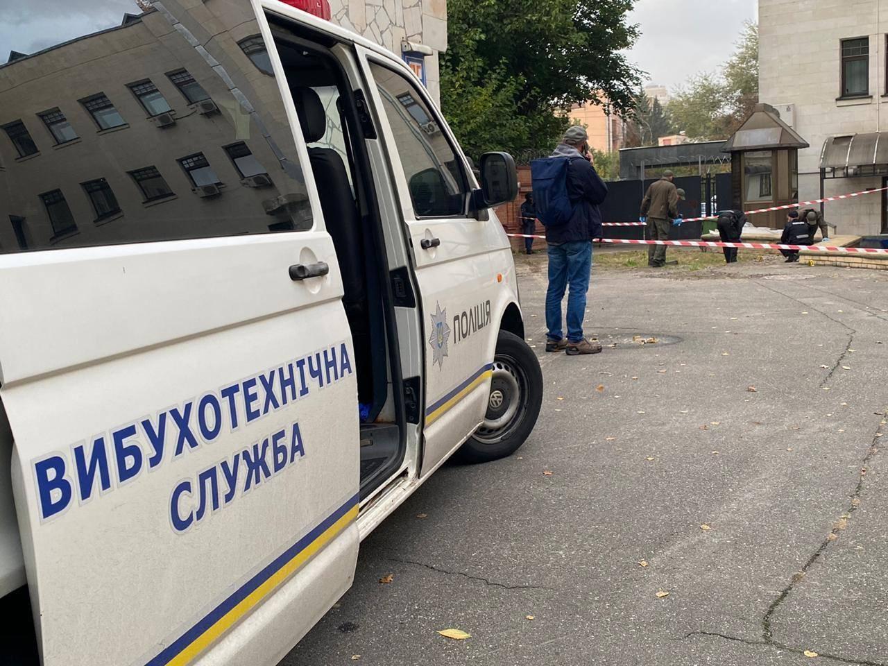 Уночі у дворі Вищого антикорупційного суду у Києві стався вибух: пошкоджено фасад будівлі