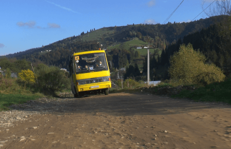 По 6 км пішки: як учні гірських сіл Франківщини дістаються до школи