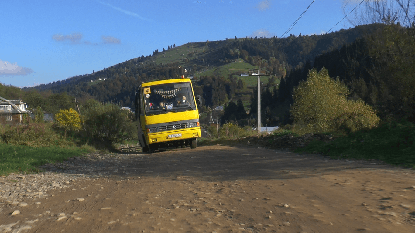 По 6 км пішки: як учні гірських сіл Франківщини дістаються до школи