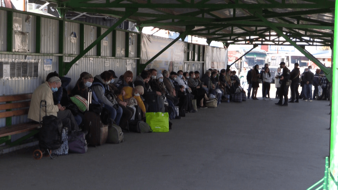 Людей, которые застряли на закрытом КПВВ в Станице, не смогут расселить, потому что поселок в «оранжевой» зоне