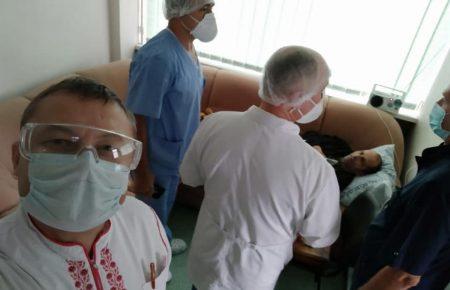 «Ходить, читає та поступово відновлюється» — Геращенко опублікувала перше фото Балуха в лікарні