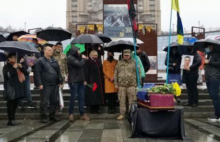 На Майдані прощаються із ветераном Миколою Микитенком, який вчинив самоспалення (відео)