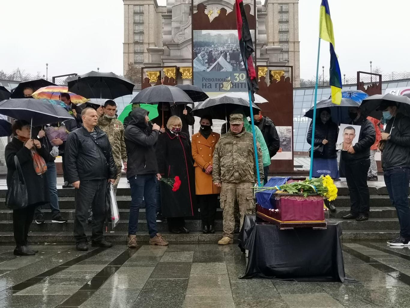 На Майдані прощаються із ветераном Миколою Микитенком, який вчинив самоспалення (відео)