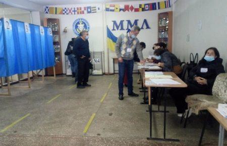 На трьох виборчих дільницях у Маріуполі помилково погасили не ті бюлетені