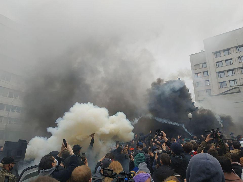 Акція під Конституційним судом: вимагають переобрання суддів та палять фаєри