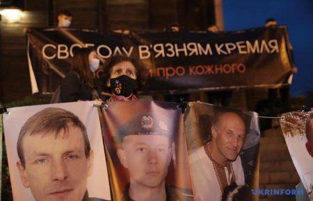 У Києві розпочалася акція на підтримку полонених та заручників «Нагадай про кожного»