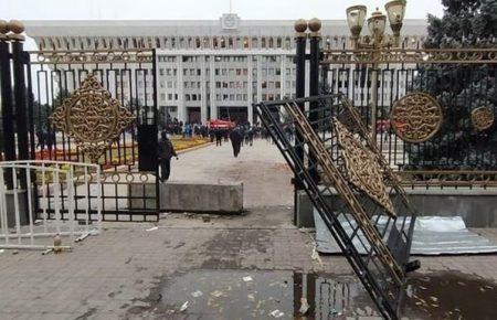 Протесты в Кыргызстане: ЦИК признала выборы недействительными