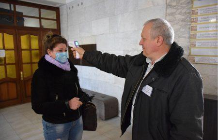 Чи можуть людину без маски чи з температурою не пустити голосувати?