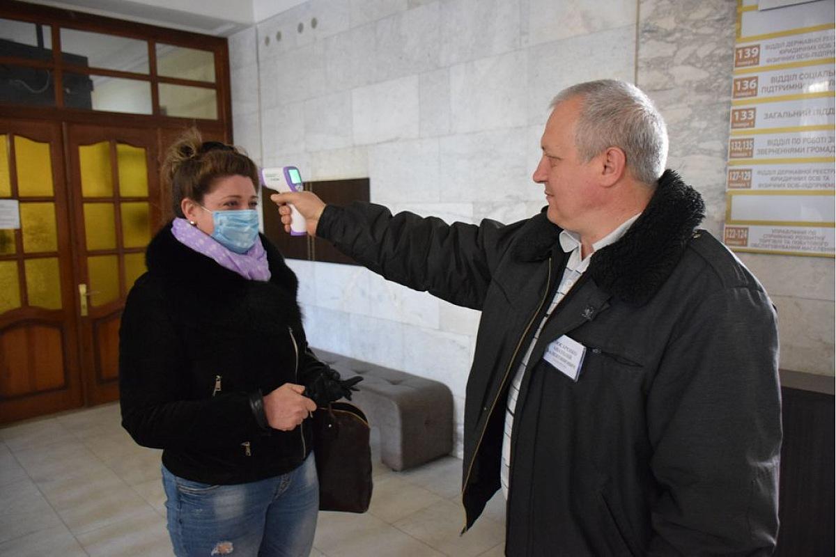 Чи можуть людину без маски чи з температурою не пустити голосувати?