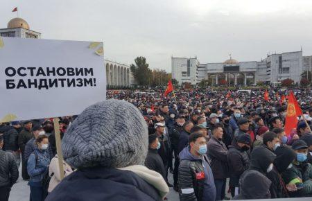 У cтолиці Киргизстану під час сутичок мітингувальники застосували вогнепальну зброю, є поранені — журналістка