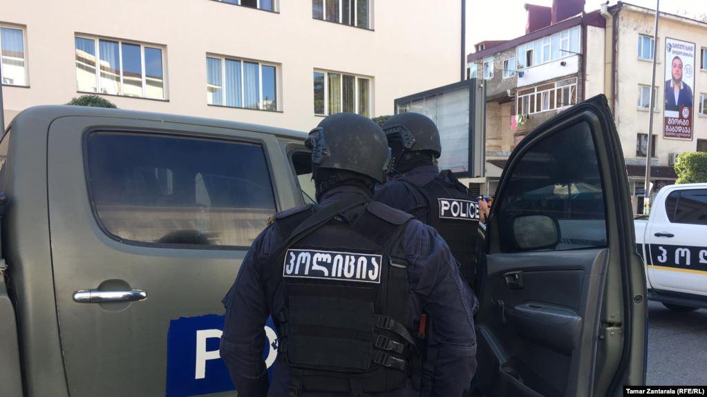 Захоплення заручників у Грузії: на місце події прибув очільник МВС, нападник вимагав півмільйона доларів та вертоліт