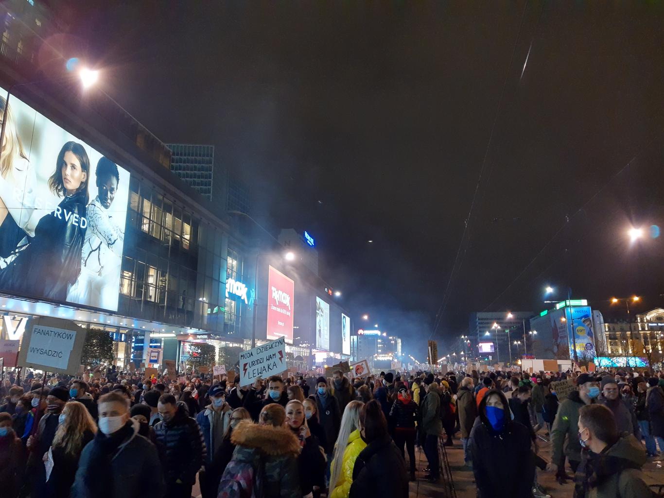 У Варшаві проходить наймасовіша акція проти заборони абортів