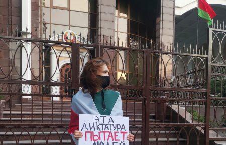 «Я протестую проти катувань»: правозахисниця вийшла на одиночний пікет під посольство Білорусі