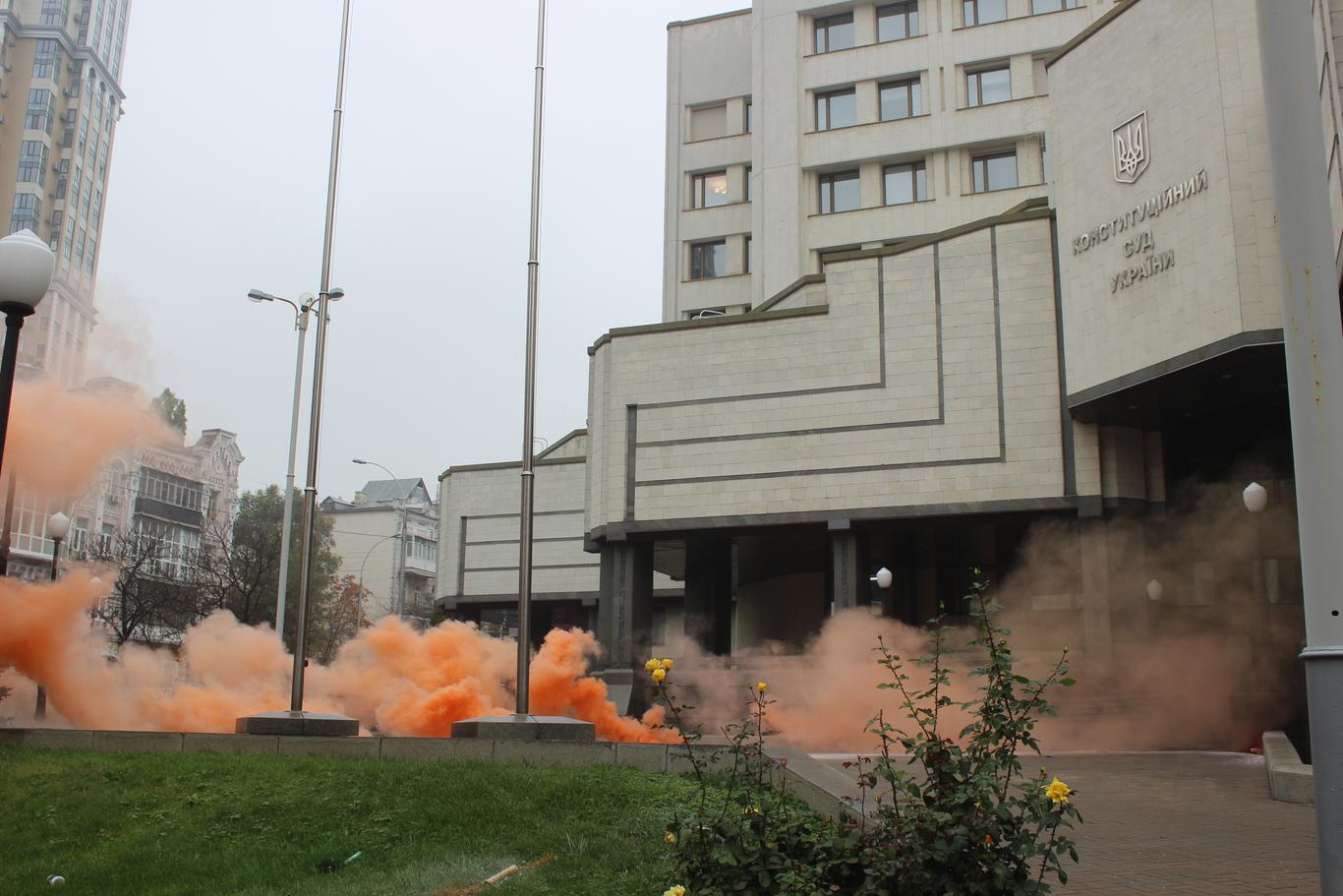 «Прийшла, бо я свідома громадянка України і мені не все одно»: про що говорили під КСУ