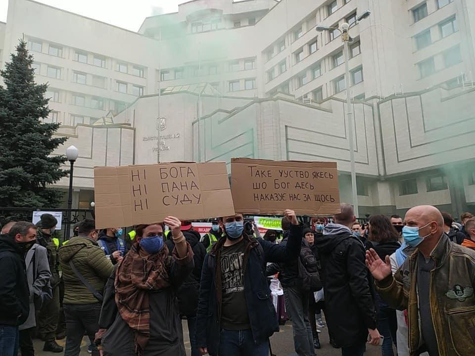 У нас досить низькі вимоги до того, хто може бути суддею КСУ — юрист