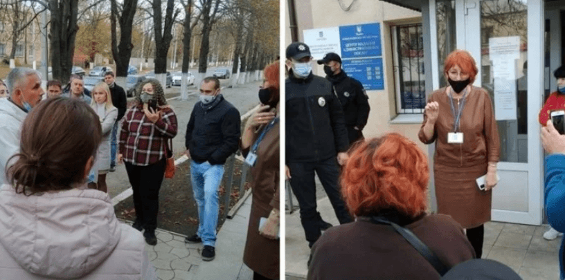 На Донеччині під будівлею однієї з територіальних виборчих комісій мітингують виборці — ОПОРА