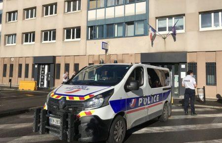 Під Парижем близько 40 людей із петардами та арматурою напали на відділок поліції