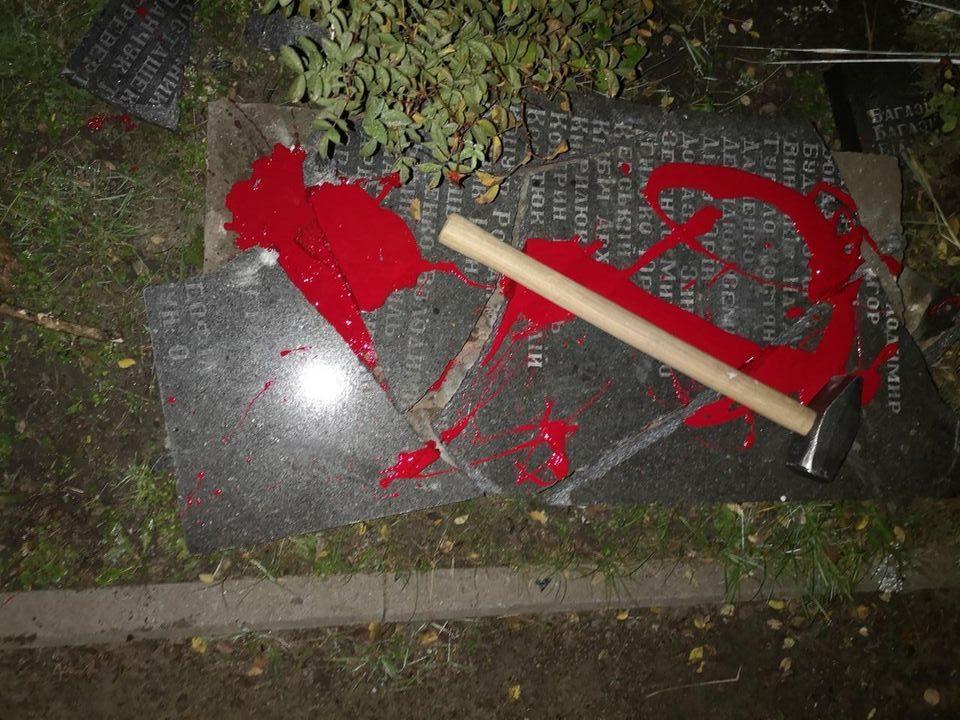 В Бабьем Яру разбили плиту с именами участников ОУН, расстрелянных в 1941-1942 годах