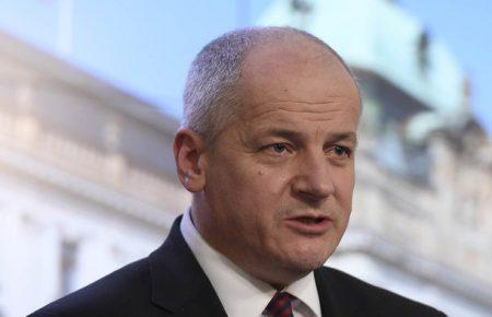 Глава Минздрава Чехии нарушил собственный запрет — не надел маску и находился в ресторане, который должен быть закрыт 