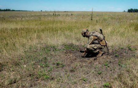 Бойовики стріляли біля трьох населених пунктів, один боєць поранений