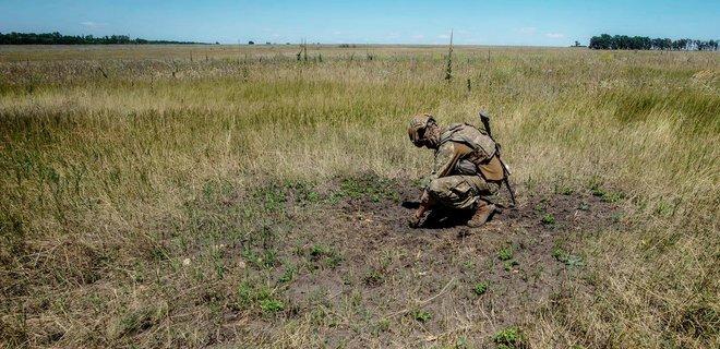 Бойовики стріляли біля трьох населених пунктів, один боєць поранений