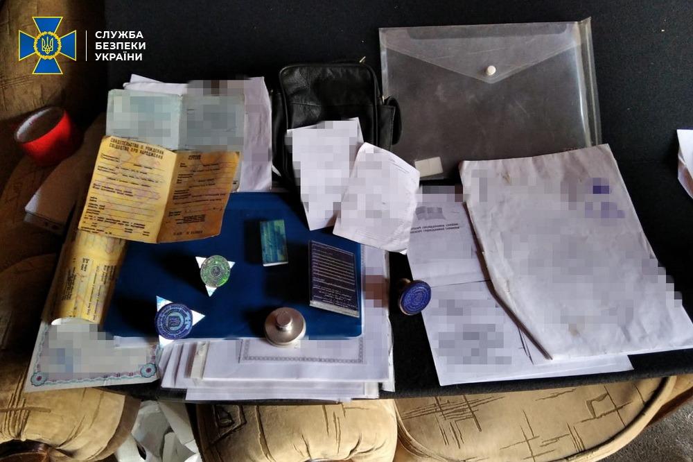 На Буковині співробітники ДМС видавали підробні українські паспорти для росіян та жителів окупованих територій
