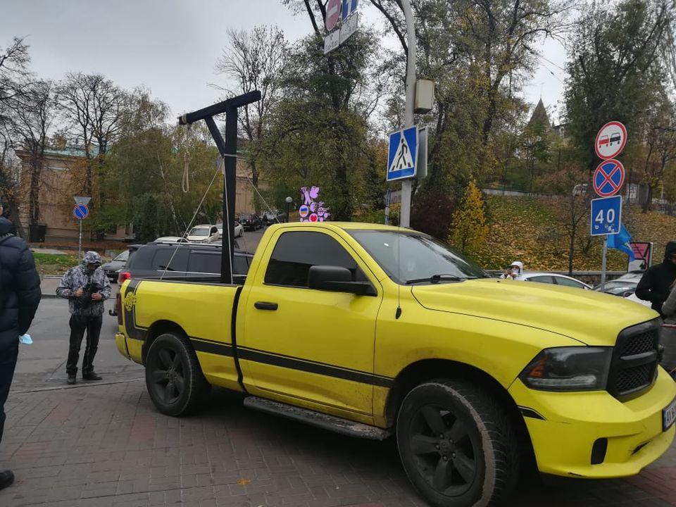 Автопробег к дому главы КСУ: во дворе установят виселицу