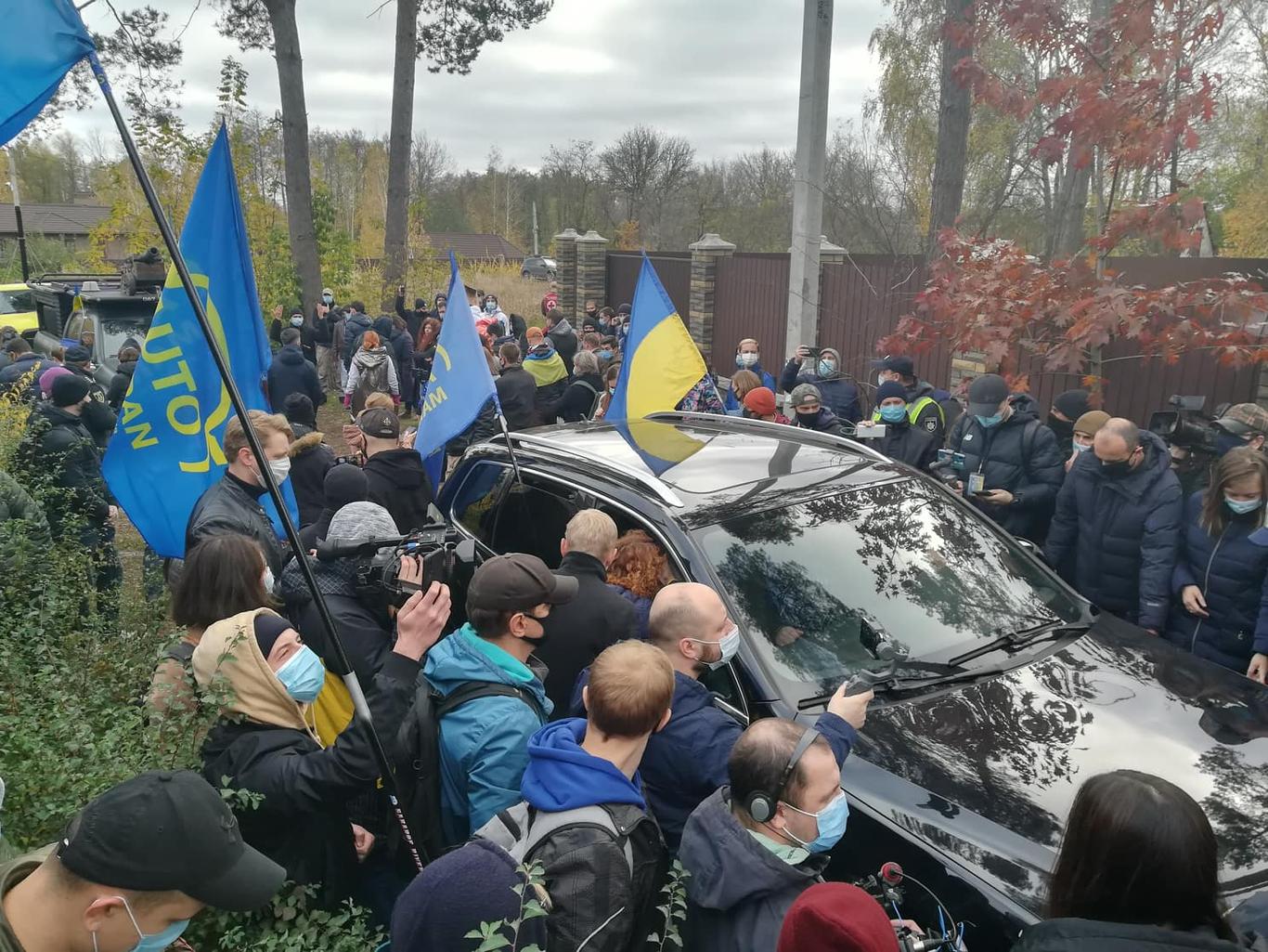 Автопробіг до будинку голови КСУ: поліція блокує рух авто (відео)