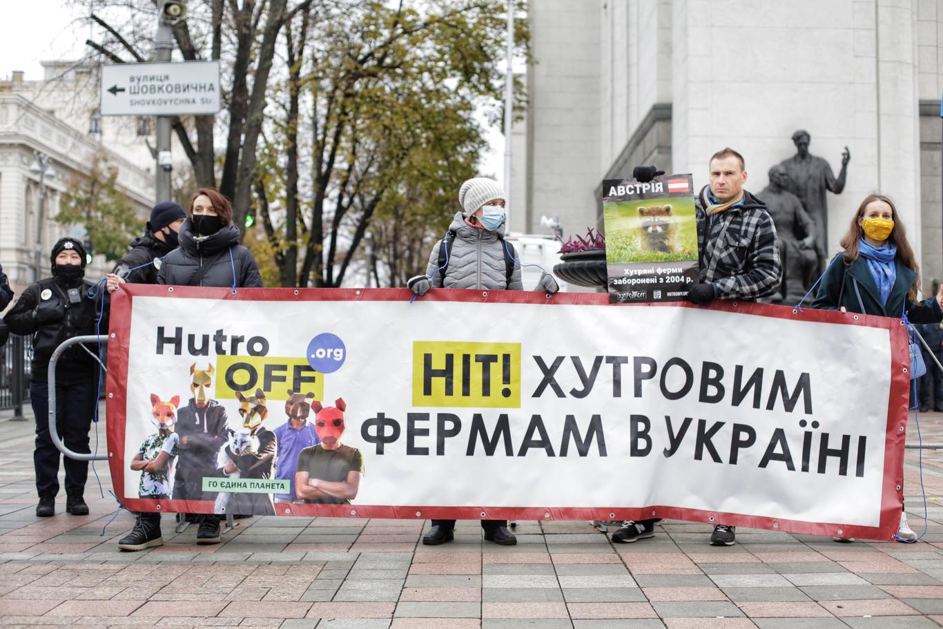 «Ми виходимо не тільки на благо людей, а й на благо тварин»: активісти під Радою вимагали ухвалити зоозахисні закони