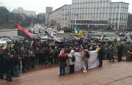 На Європейській площі збираються учасники автомаршу, який вирушить до Феофанії, де на самоізоляції перебуває Зеленський