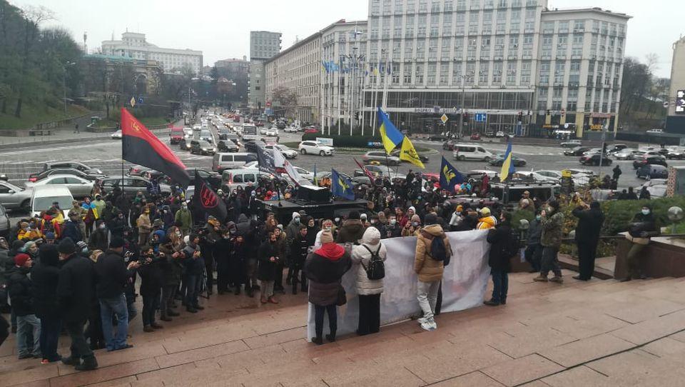 На Європейській площі збираються учасники автомаршу, який вирушить до Феофанії, де на самоізоляції перебуває Зеленський