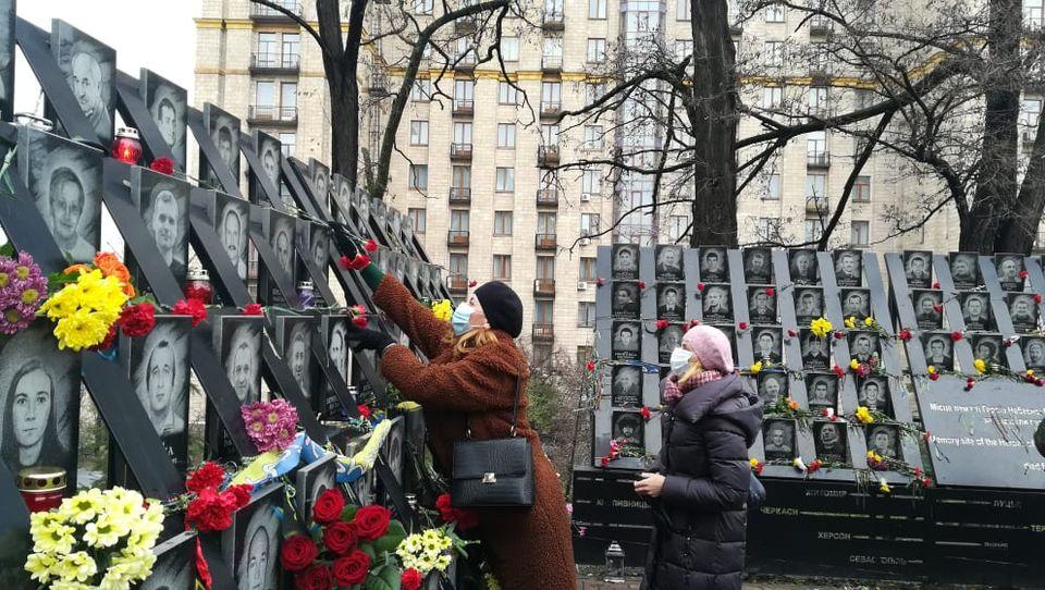 Сьома річниця початку Революції Гідності: на алеї Героїв Небесної Сотні вшановують пам'ять загиблих