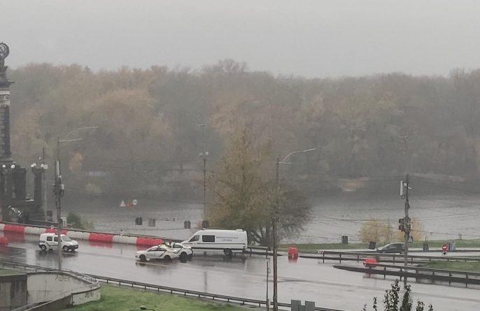 Після повідомлення про замінування поліція перекрила міст Патона