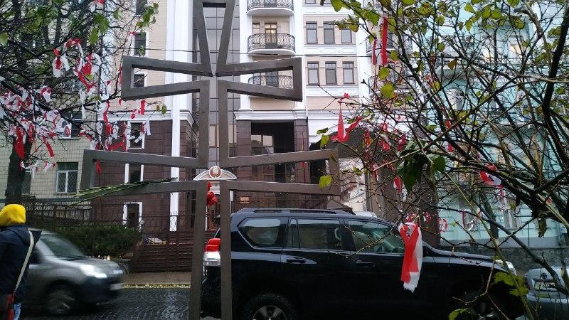 У Києві під посольством Білорусі встановили хрест у пам'ять про жертв режиму Лукашенка