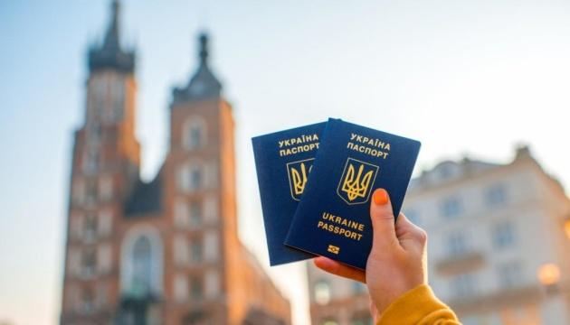 «Питання про позбавлення безвізу через рішення КС зняте» — Офіс президента
