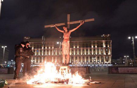 У Москві активіст в образі Ісуса, розіп'ятого на хресті, влаштував акцію на підтримку політв'язнів (відео)