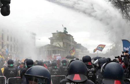 У Берліні під час коронавірусних протестів поліція застосувала водомети і затримала 190 людей