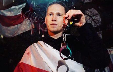 Белорус на коленях и в наручниках 7 часов стоял под посольством в Киеве, хотел обратить внимание Зеленского