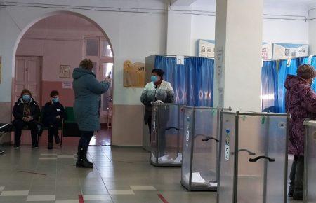 В Славянске избиратели фотографируются возле избирательных урн, чтобы поучаствовать в розыгрыше iPhone 12 — ОПОРА