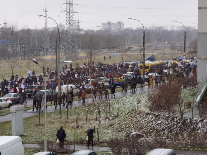 Недільні протести у Мінську: силовики затримують людей та застосовують спецзасоби