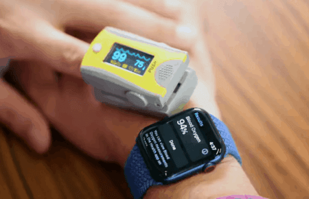 Кроме измерения уровня кислорода в крови, при COVID-19 стоит обращать внимание на частоту дыхания — пульмонолог