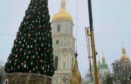 Із головної ялинки України зняли «казкового капелюха»