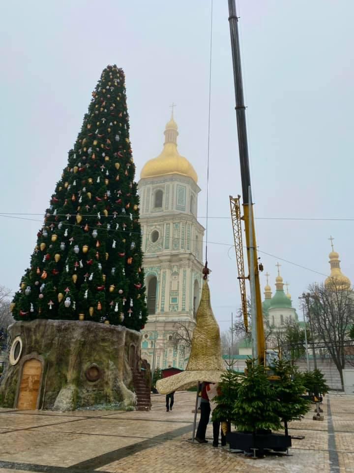 Із головної ялинки України зняли «казкового капелюха»