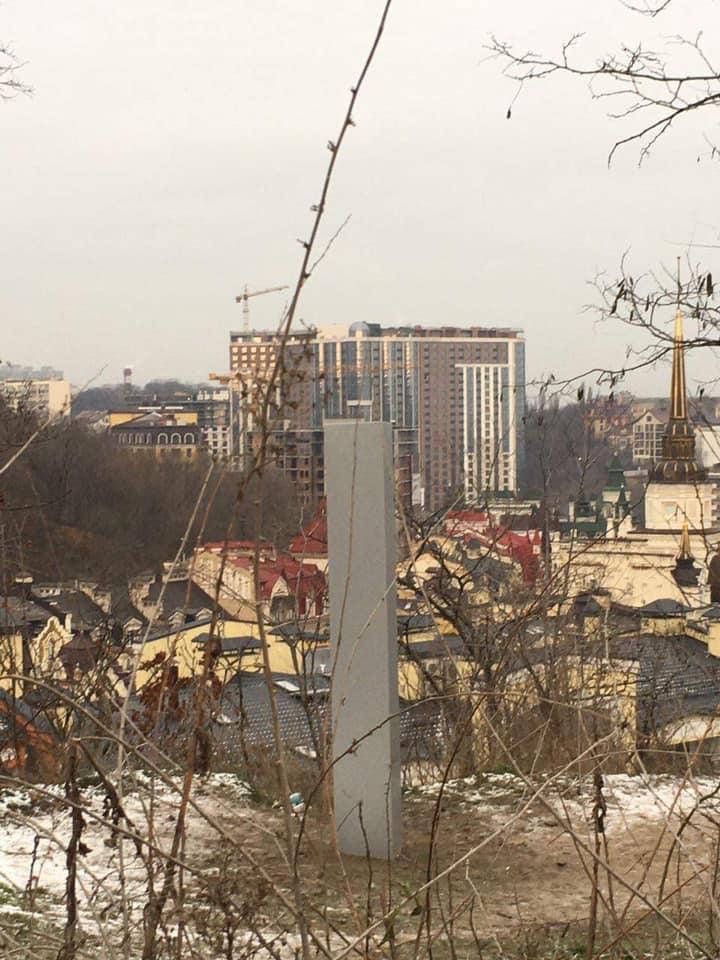 Таємничий «моноліт» знайшли на Замковій горі у Києві, люди жартують про «новий український оберіг» (ФОТО)