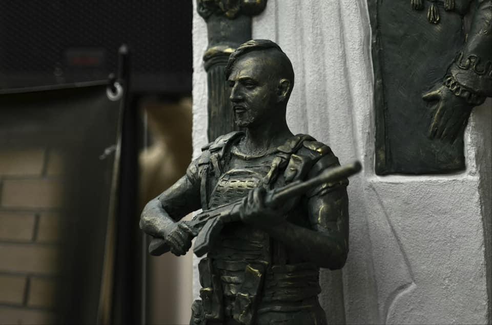 Щоб додати постаті воїна людяності, у бокову кишеню штанів ми «посадили» кошеня — Пруцаков про скульптурну композицію Василю Сліпаку