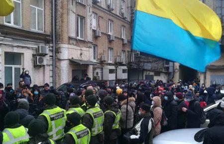 «Власть не вечна»: в Киеве под зданием суда, где должны избрать меру пресечения Татарову, собрались активисты