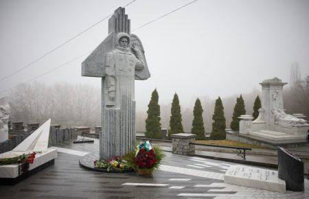 В Киеве открыли памятник первому украинскому космонавту Леониду Каденюку (фото)