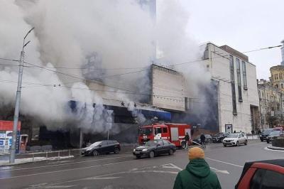 У Києві горіла будівля готелю «Експрес» (оновлено)