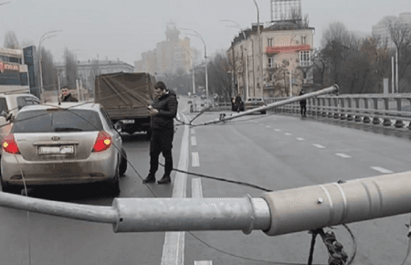 На Шулявському мосту впали три стовпи освітлення