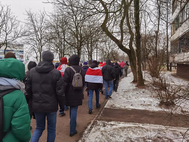 В Минске продолжаются антиправительственные протесты, силовики снова задерживают людей (ВИДЕО)